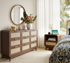 Walnuss-Rattan-Schlafzimmermöbel-Set, 3-teiliges Boho-Set mit Kommode mit 9 Schubladen und Nachttischen mit Ladestation