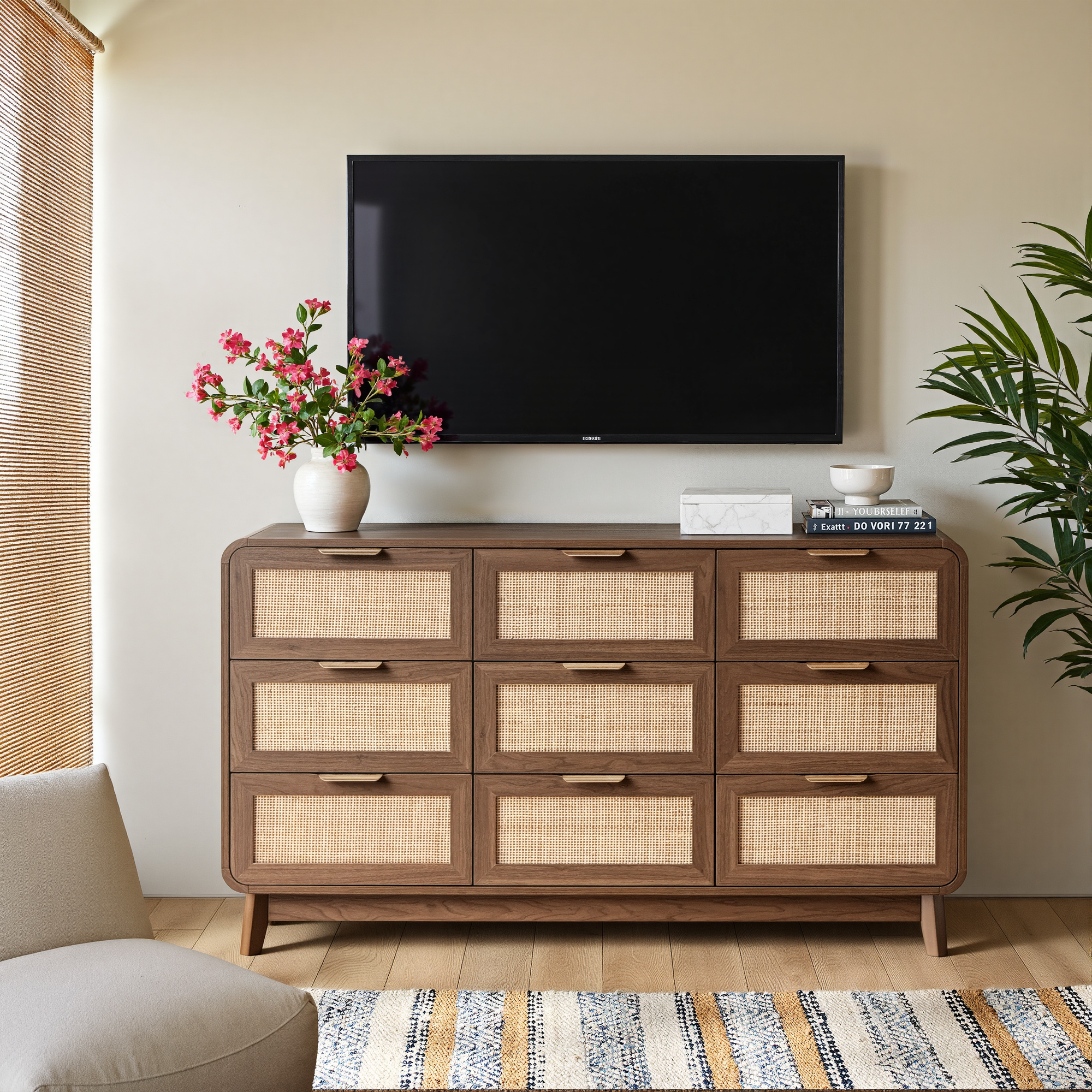 Kommode aus Nussbaum und Rattan mit 9 Schubladen – Kommode im Boho Chic